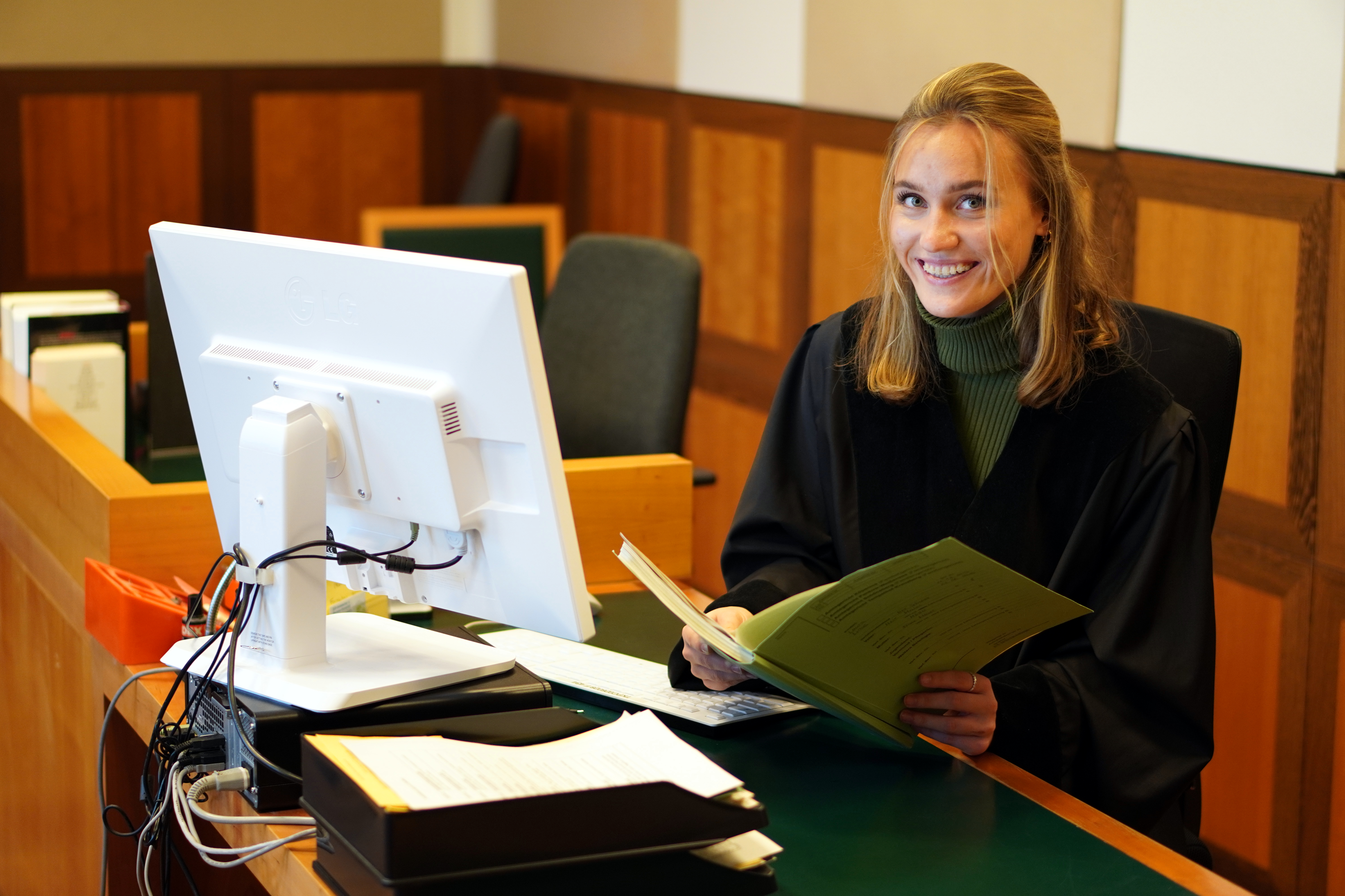 Annabell, Justizfachwirtin im Team der Gerechten, ermutigend: „Bewirb dich jetzt