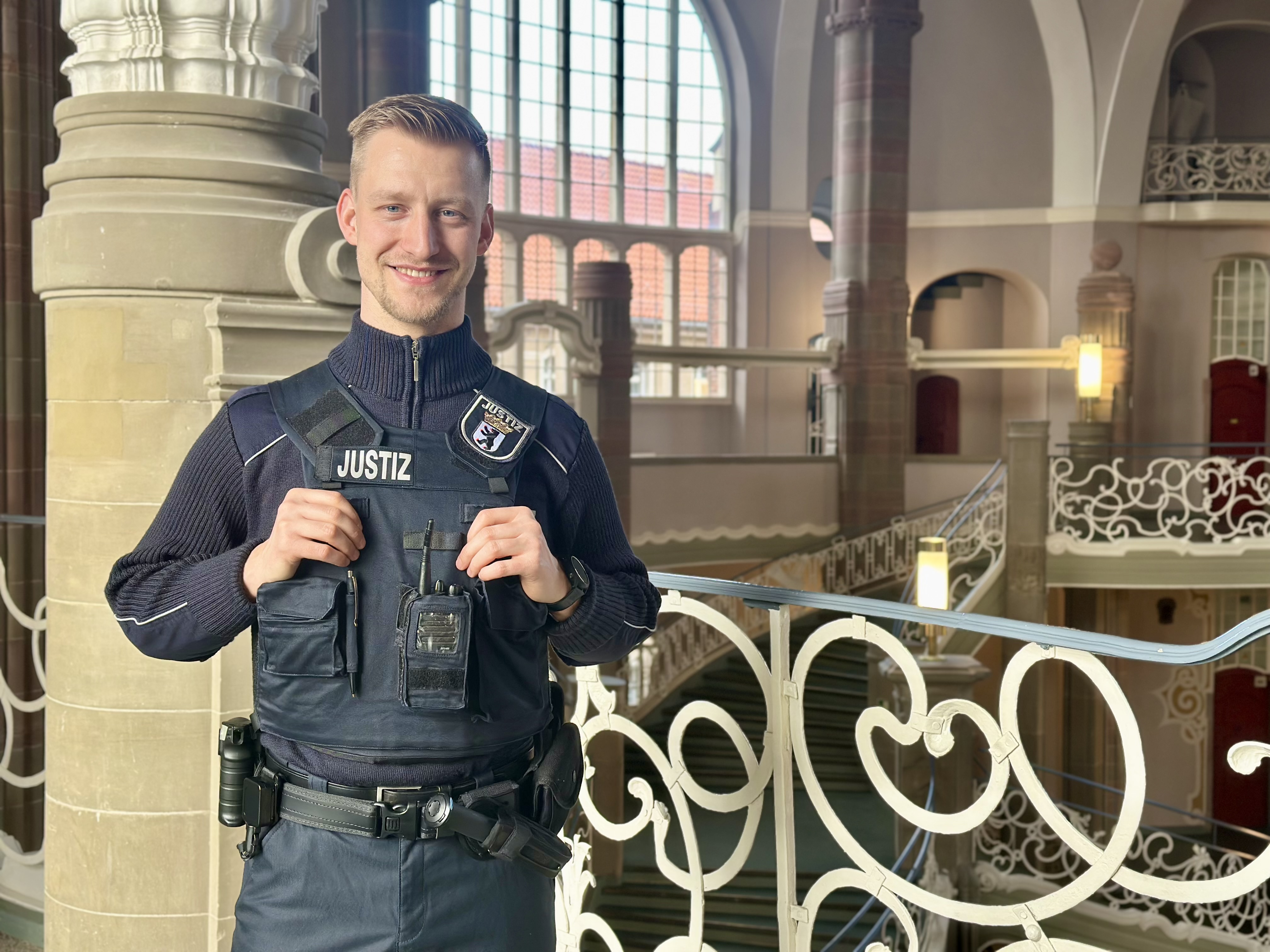 David, Justizhauptwachtmeister im Team der Gerechten, ermutigend: „Bewirb dich jetzt“